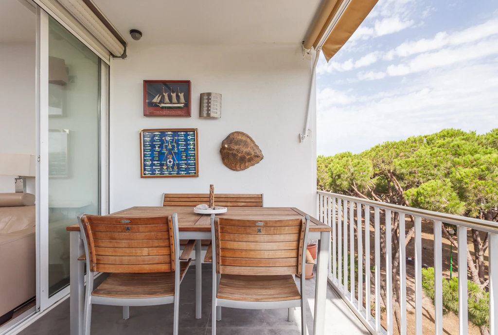 Apartamento amueblado con terraza, piscina y aparcamiento doble en Gavà Mar