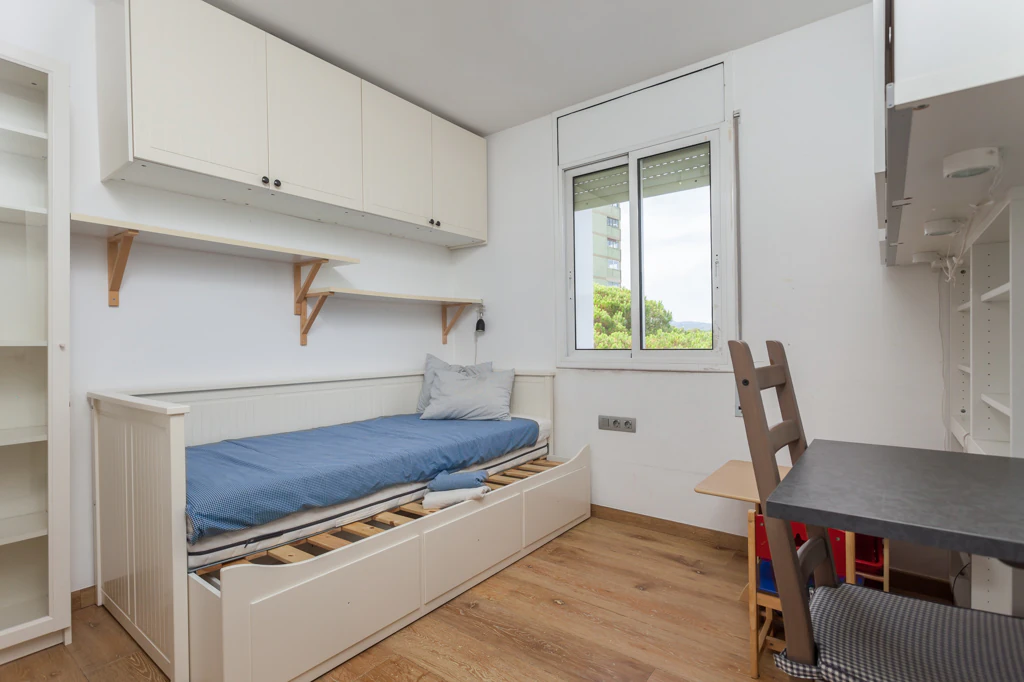 Apartamento amueblado con terraza, piscina y aparcamiento doble en Gavà Mar