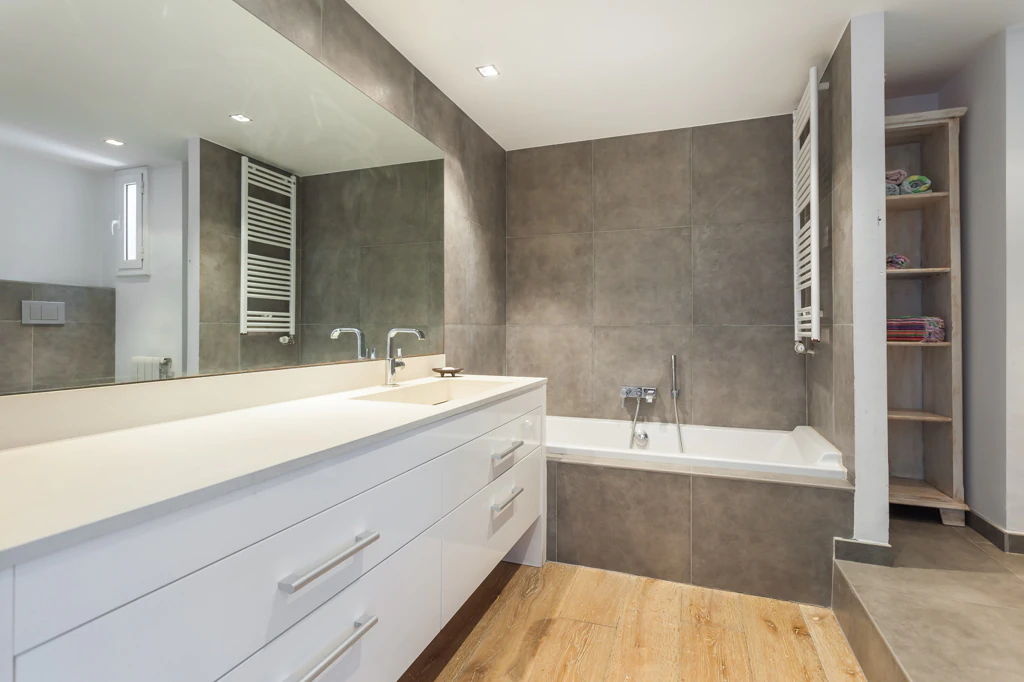 Apartamento amueblado con terraza, piscina y aparcamiento doble en Gavà Mar