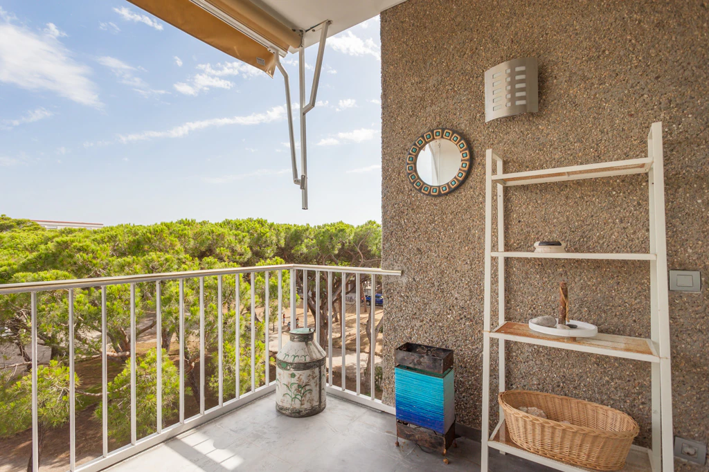 Apartamento amueblado con terraza, piscina y aparcamiento doble en Gavà Mar