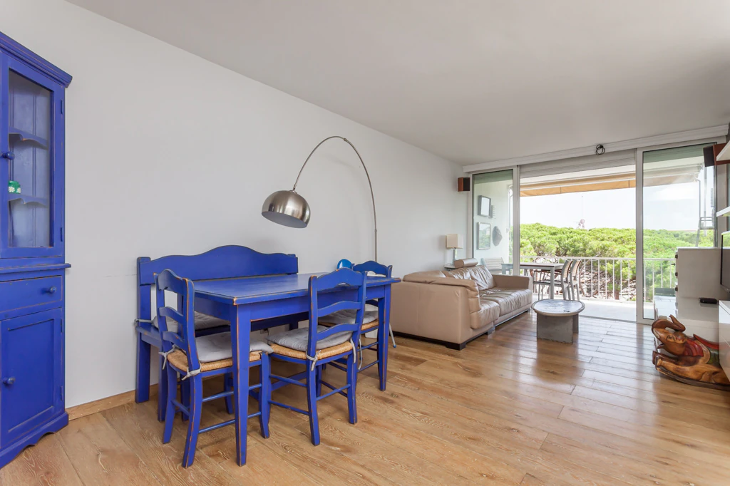 Apartamento amueblado con terraza, piscina y aparcamiento doble en Gavà Mar