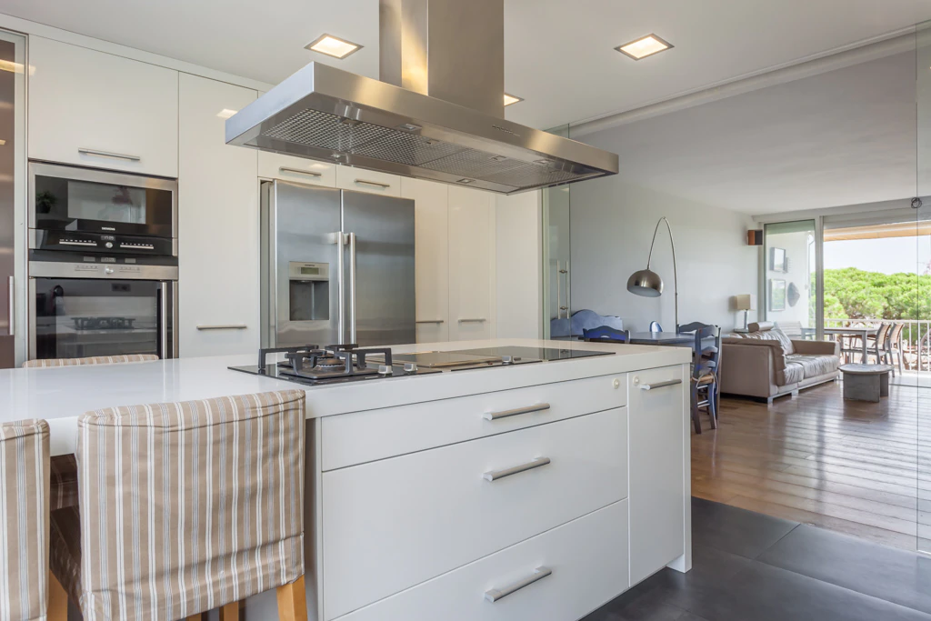 Apartamento amueblado con terraza, piscina y aparcamiento doble en Gavà Mar