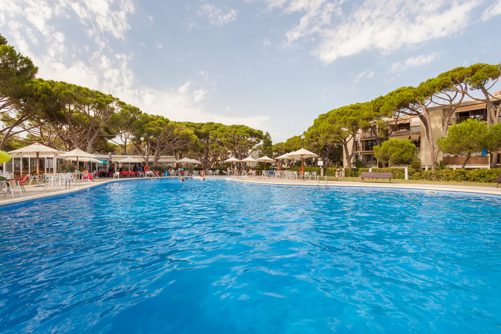 Apartamento amueblado con terraza, piscina y aparcamiento doble en Gavà Mar