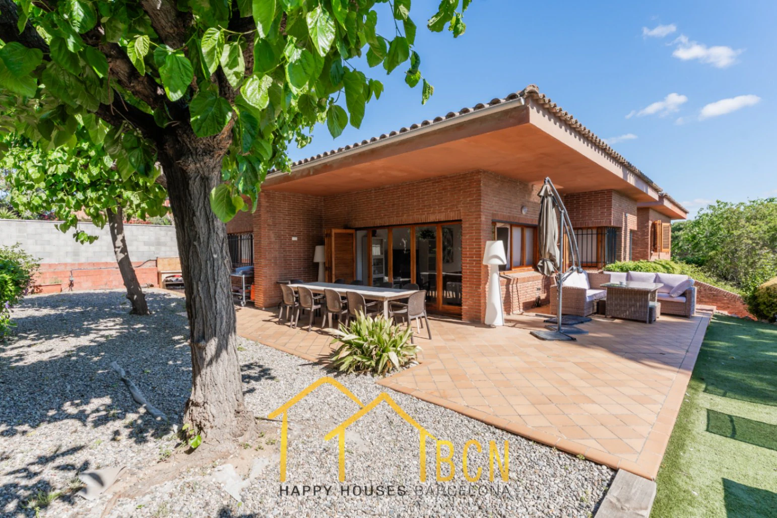 Villa clásica de una sola planta con piscina cerca de la playa