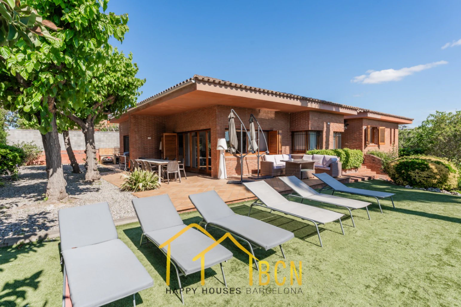 Villa clásica de una sola planta con piscina cerca de la playa