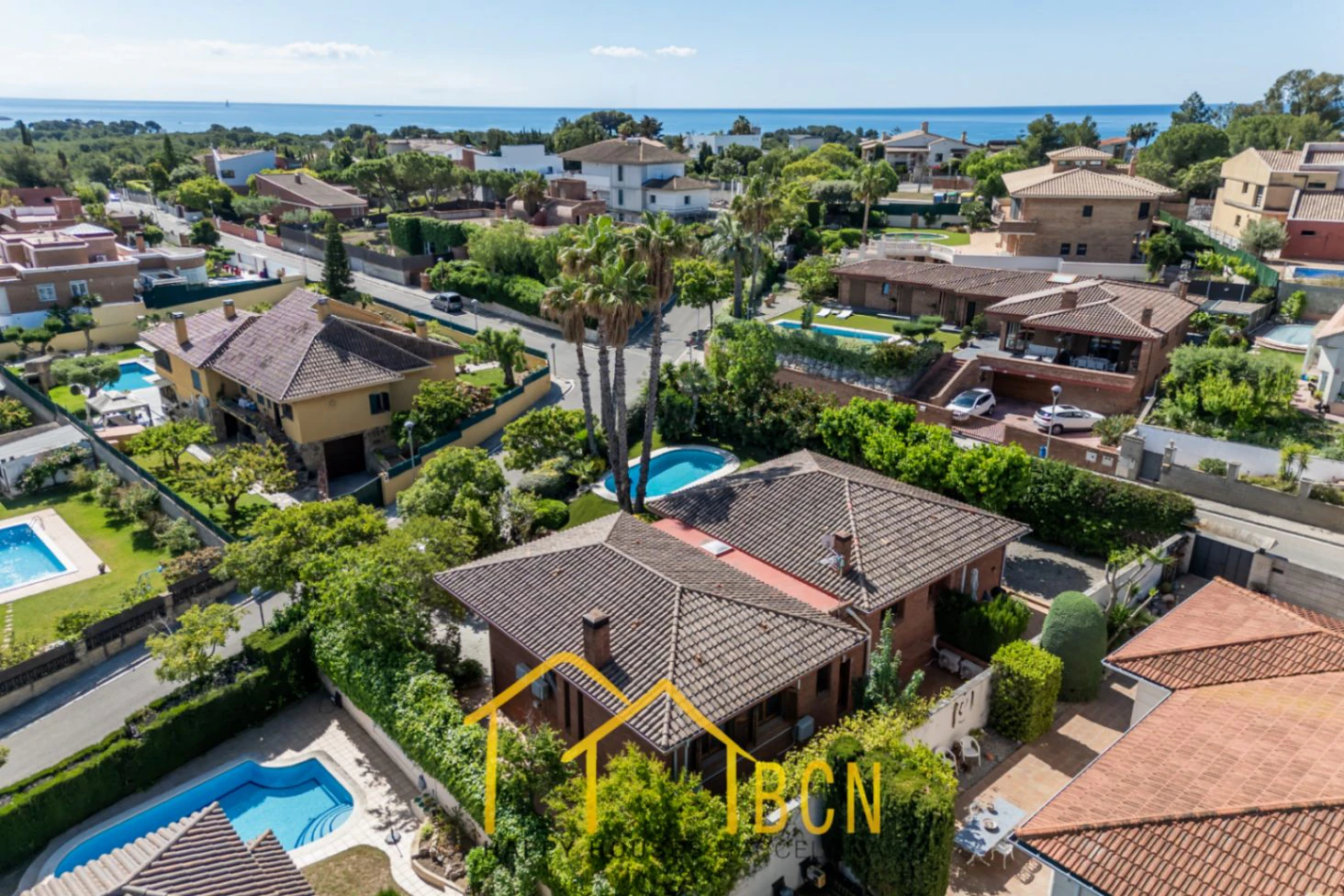 Villa clásica de una sola planta con piscina cerca de la playa