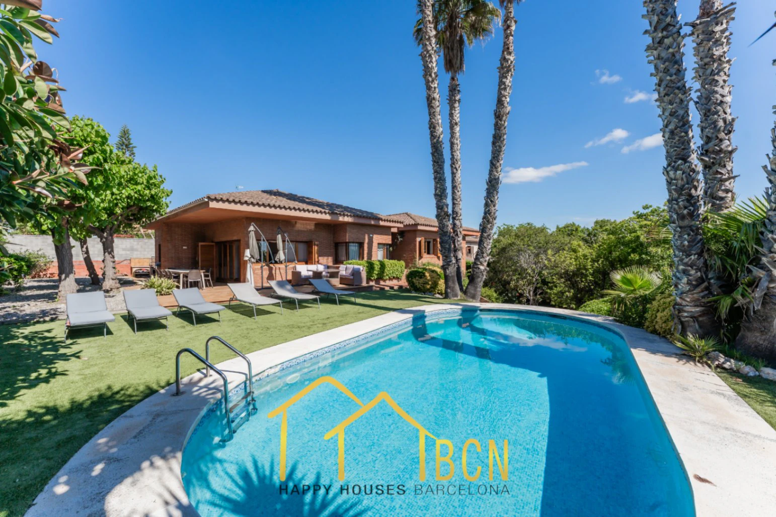 Villa clásica de una sola planta con piscina cerca de la playa