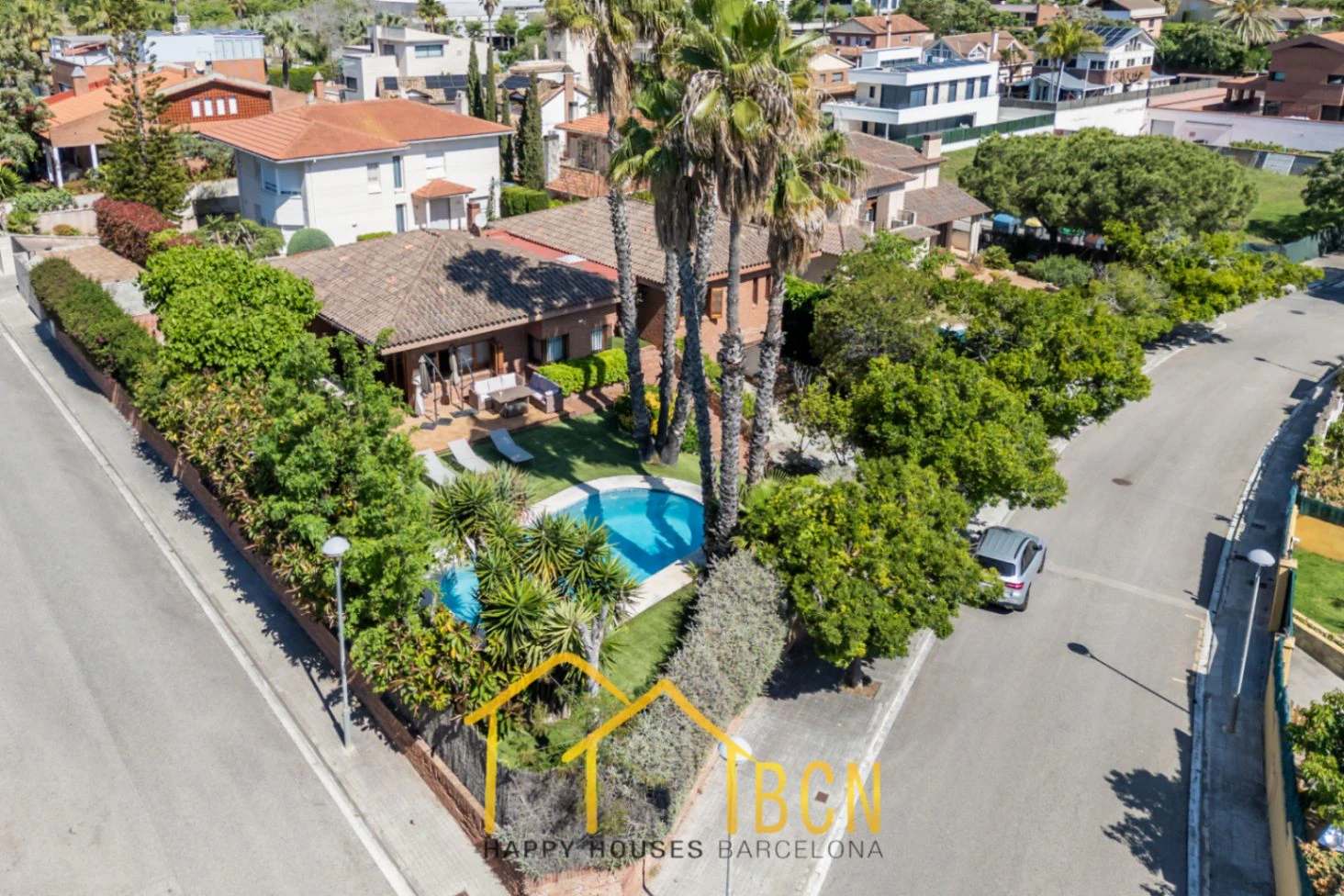Villa clásica de una sola planta con piscina cerca de la playa