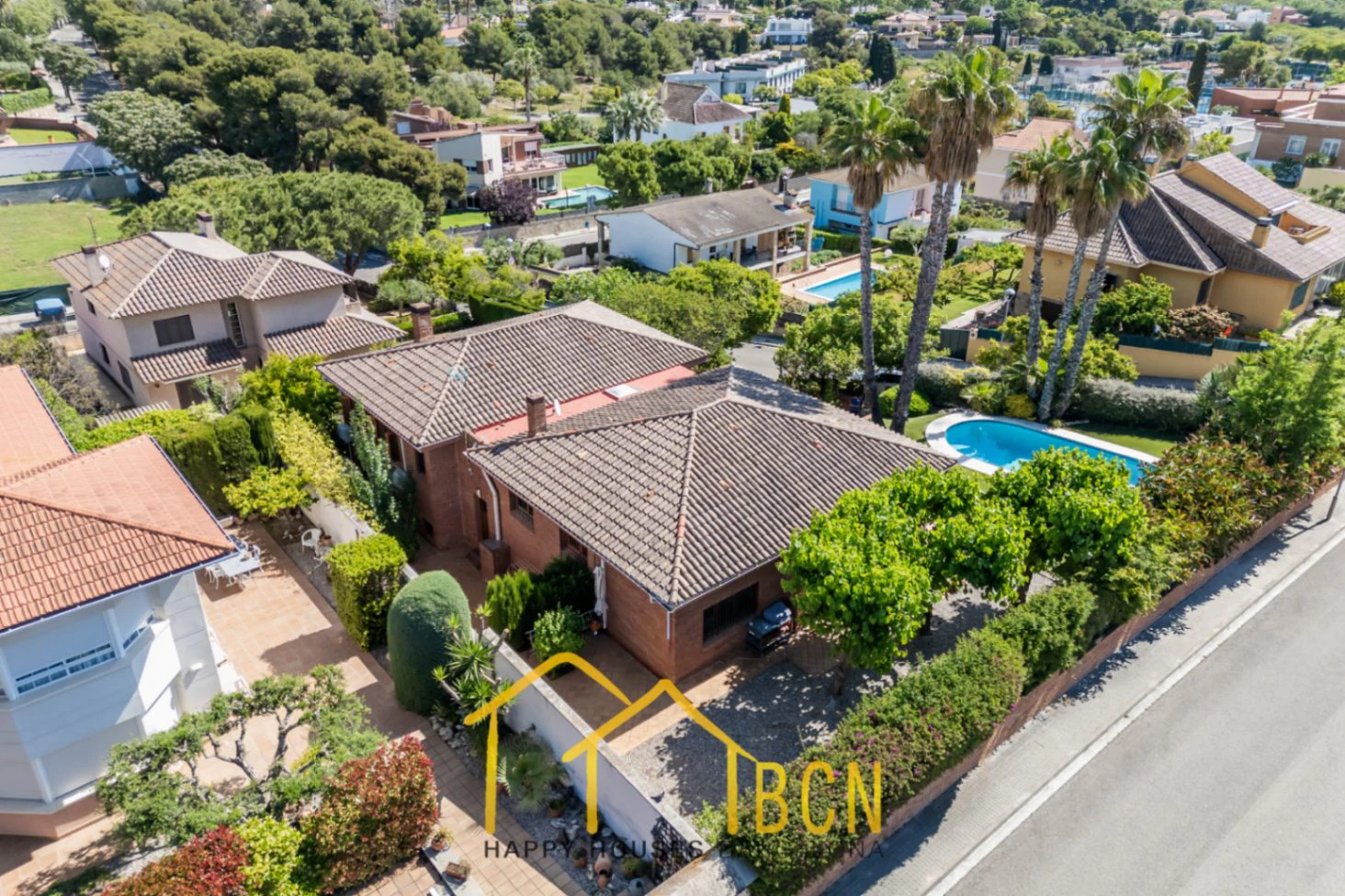 Villa clásica de una sola planta con piscina cerca de la playa
