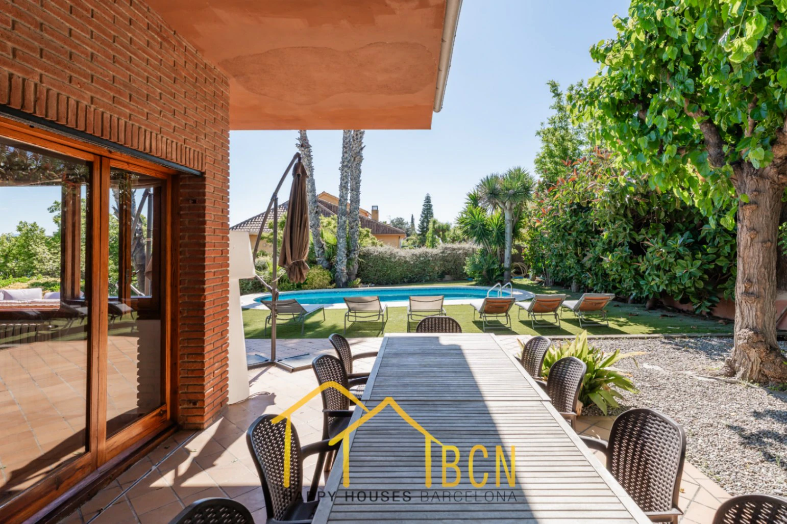 Villa clásica de una sola planta con piscina cerca de la playa