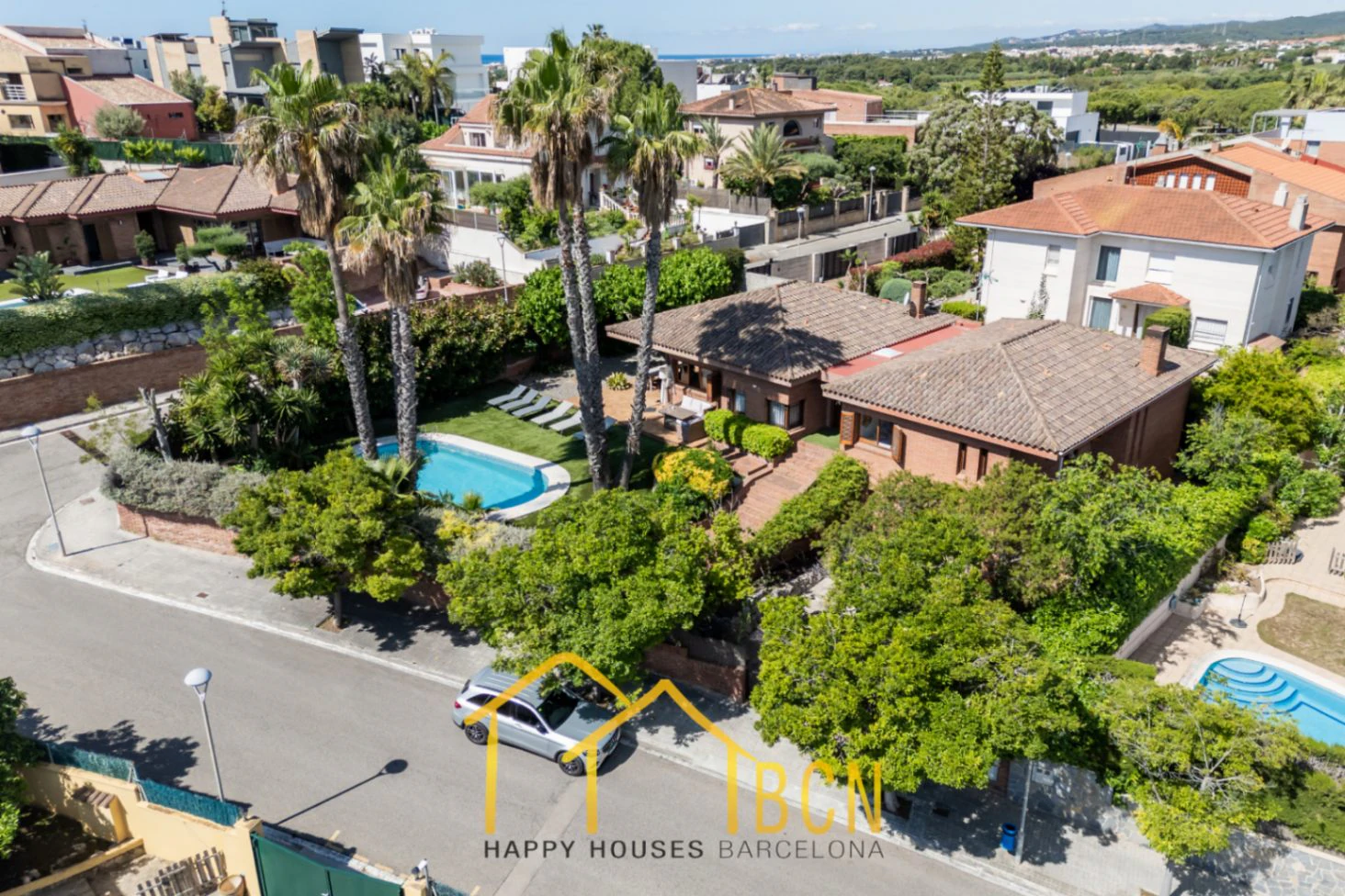 Villa clásica de una sola planta con piscina cerca de la playa