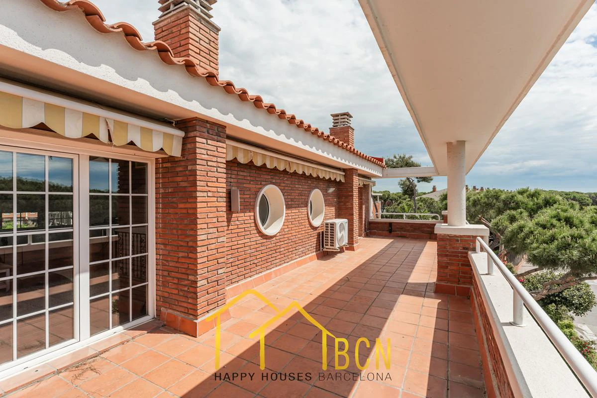 Residencia de lujo en esquina junto a la playa en Gavà Mar | 585 m² | Jardín privado | Garaje doble