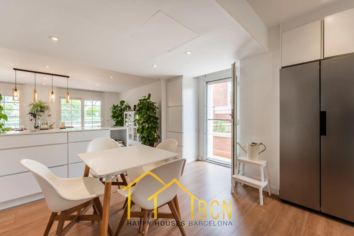 Residencia de lujo en esquina junto a la playa en Gavà Mar | 585 m² | Jardín privado | Garaje doble