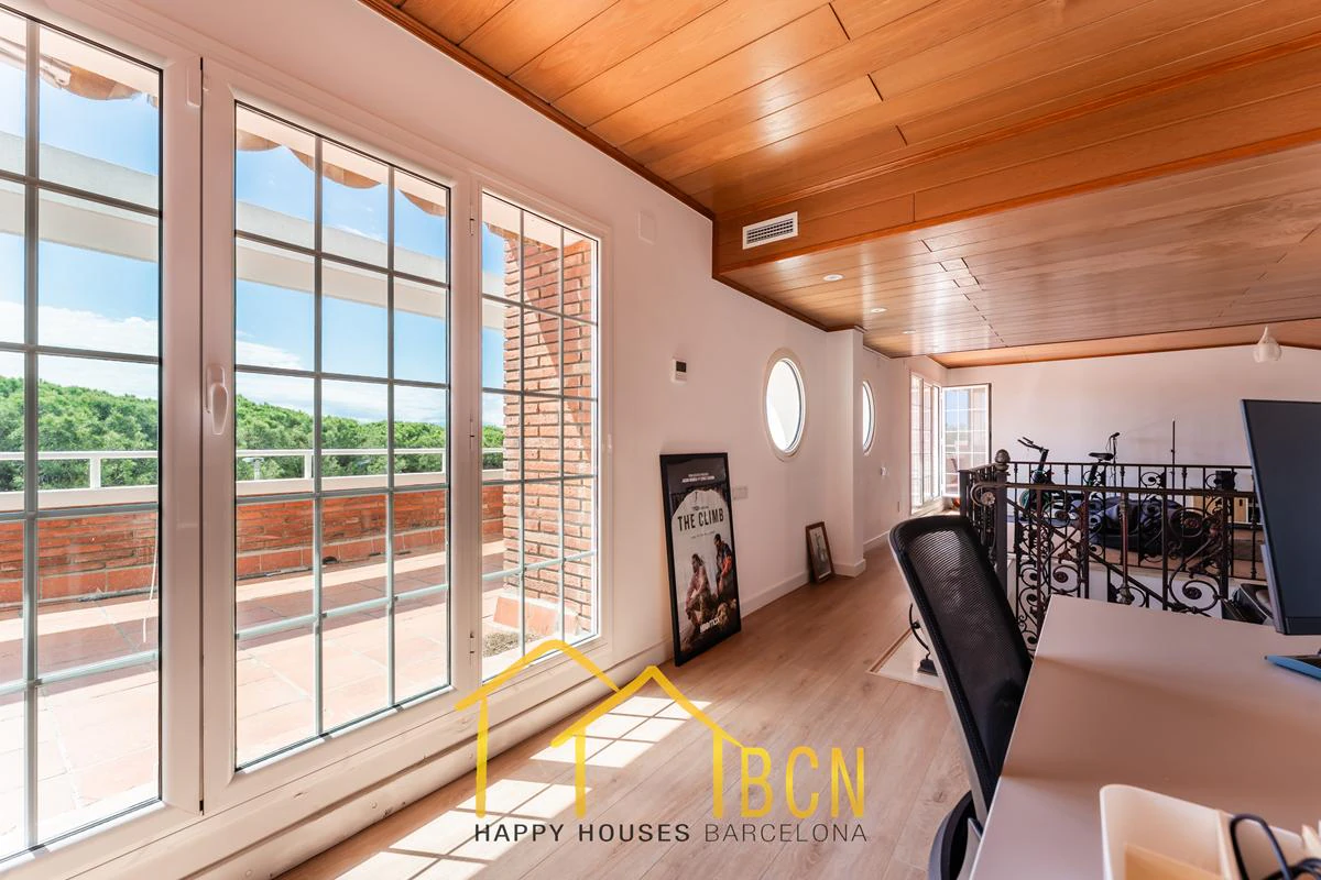 Residencia de lujo en esquina junto a la playa en Gavà Mar | 585 m² | Jardín privado | Garaje doble