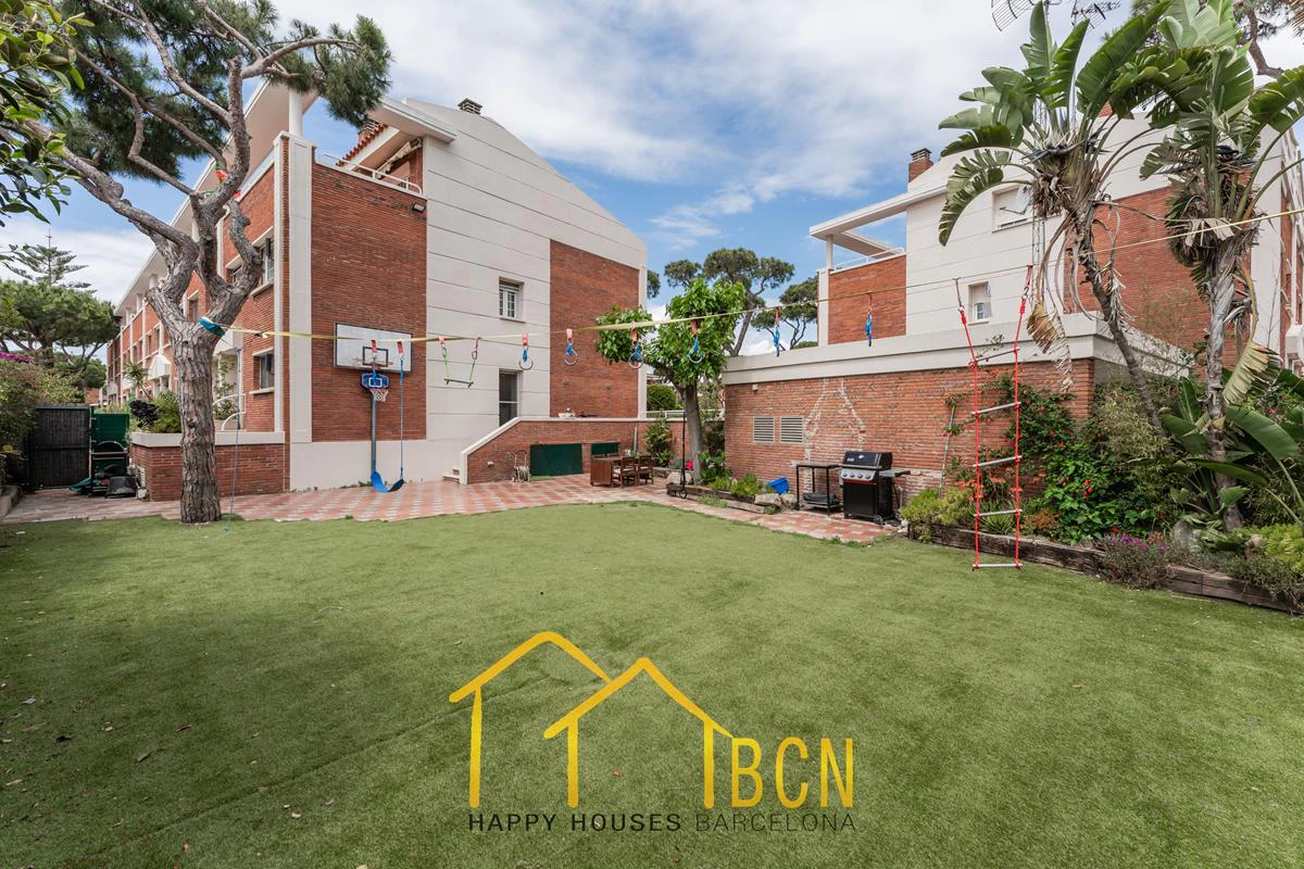 Residencia de lujo en esquina junto a la playa en Gavà Mar | 585 m² | Jardín privado | Garaje doble