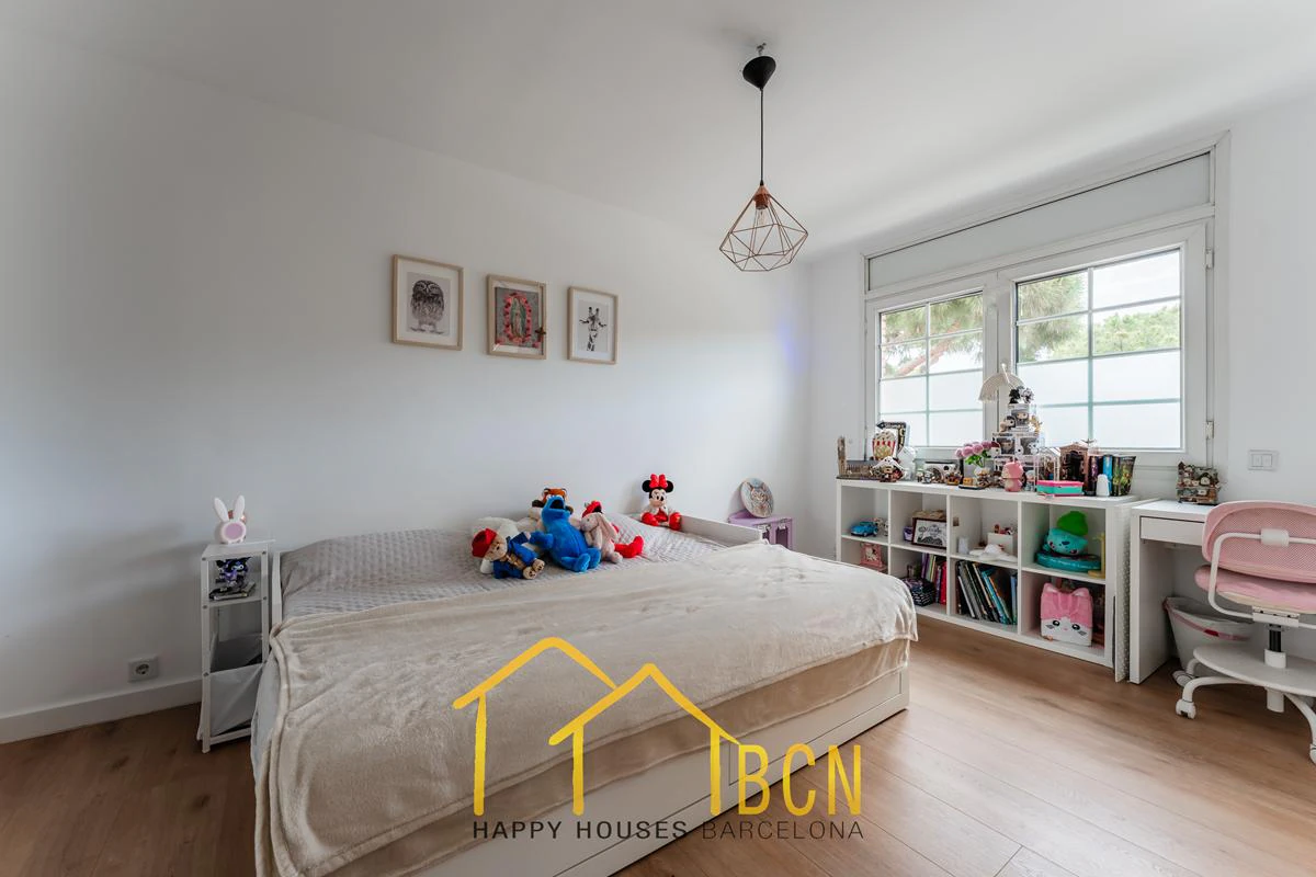 Residencia de lujo en esquina junto a la playa en Gavà Mar | 585 m² | Jardín privado | Garaje doble