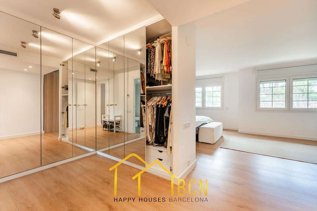 Residencia de lujo en esquina junto a la playa en Gavà Mar | 585 m² | Jardín privado | Garaje doble