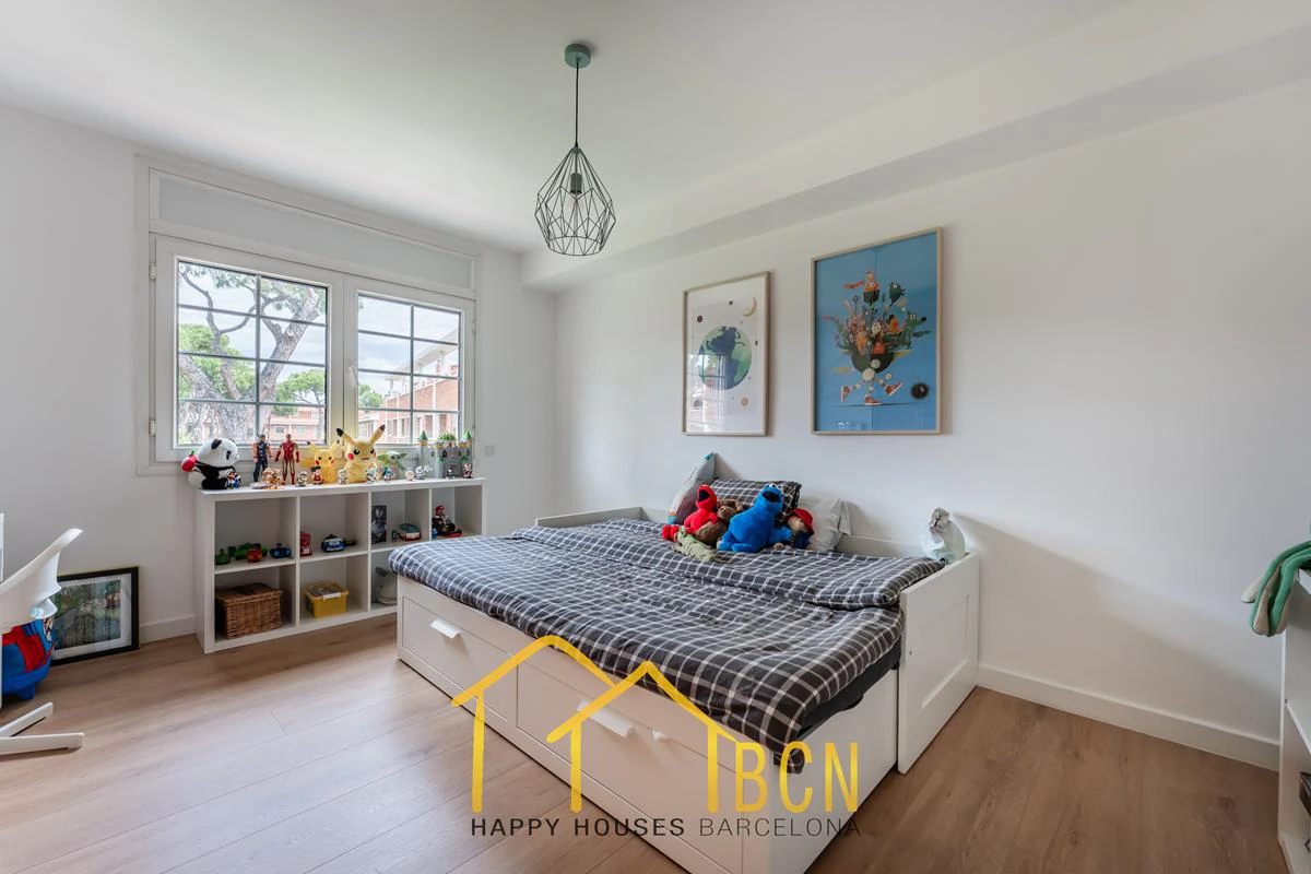Residencia de lujo en esquina junto a la playa en Gavà Mar | 585 m² | Jardín privado | Garaje doble