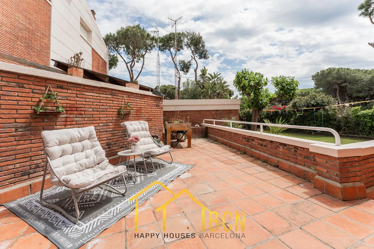 Residencia de lujo en esquina junto a la playa en Gavà Mar | 585 m² | Jardín privado | Garaje doble
