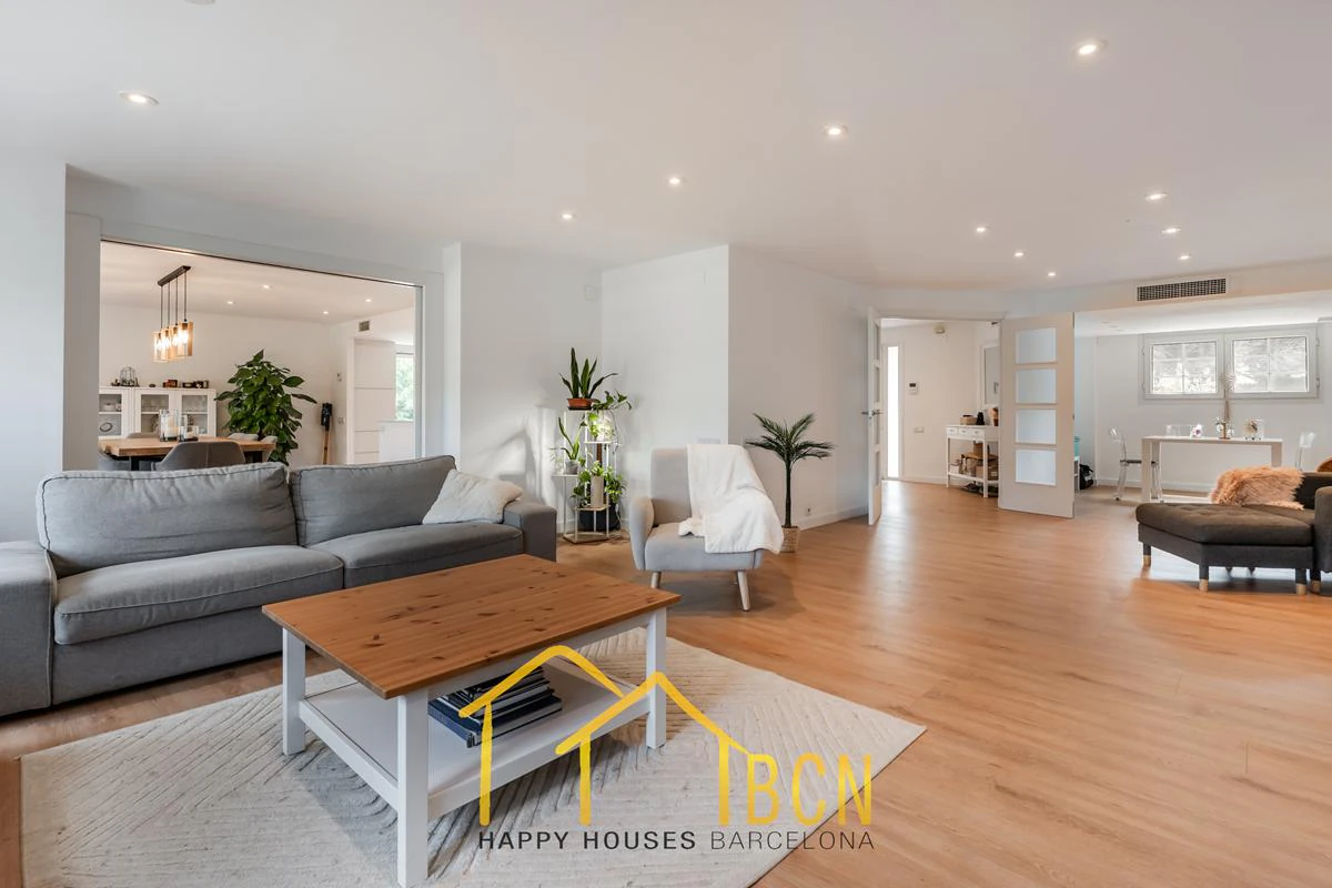 Residencia de lujo en esquina junto a la playa en Gavà Mar | 585 m² | Jardín privado | Garaje doble