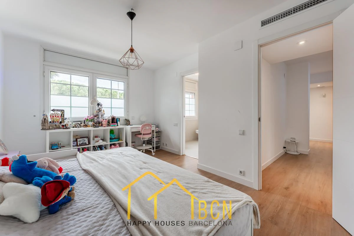 Residencia de lujo en esquina junto a la playa en Gavà Mar | 585 m² | Jardín privado | Garaje doble