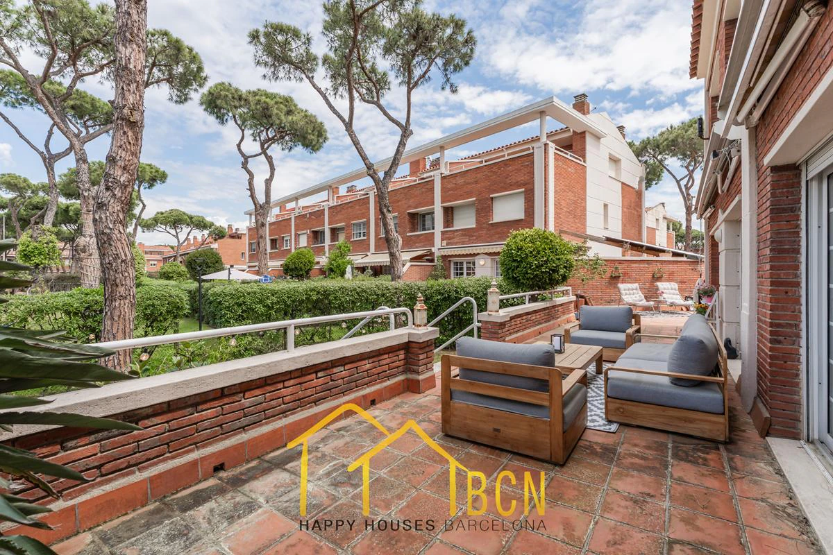 Residencia de lujo en esquina junto a la playa en Gavà Mar | 585 m² | Jardín privado | Garaje doble