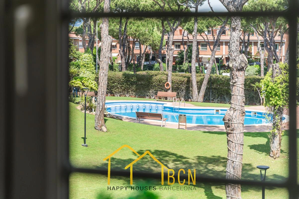 Residencia de lujo en esquina junto a la playa en Gavà Mar | 585 m² | Jardín privado | Garaje doble
