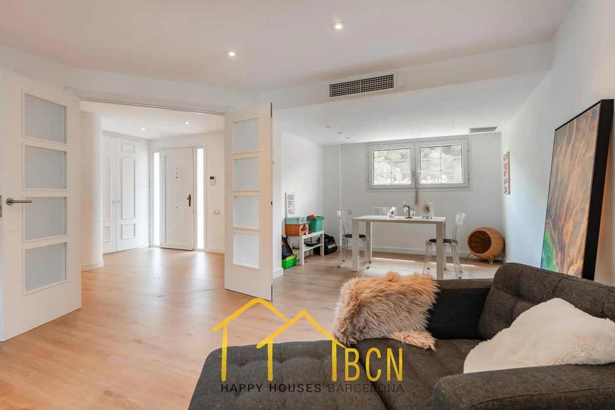 Residencia de lujo en esquina junto a la playa en Gavà Mar | 585 m² | Jardín privado | Garaje doble