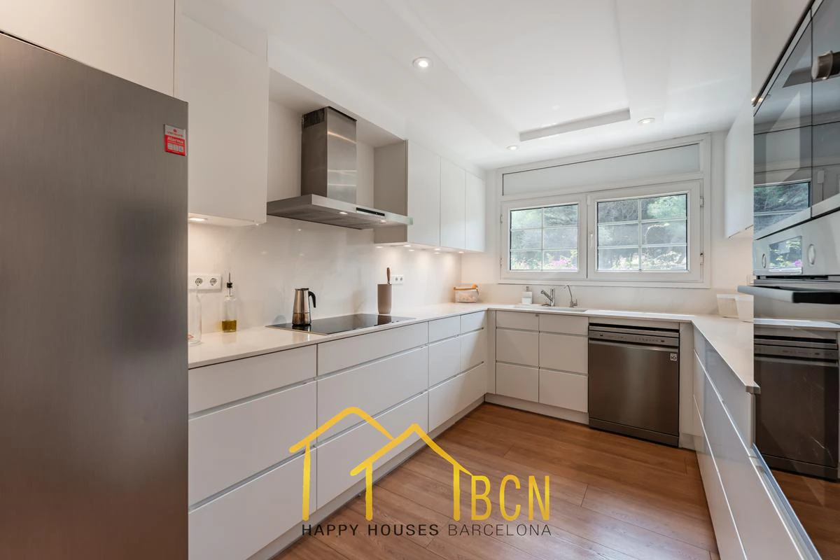Residencia de lujo en esquina junto a la playa en Gavà Mar | 585 m² | Jardín privado | Garaje doble