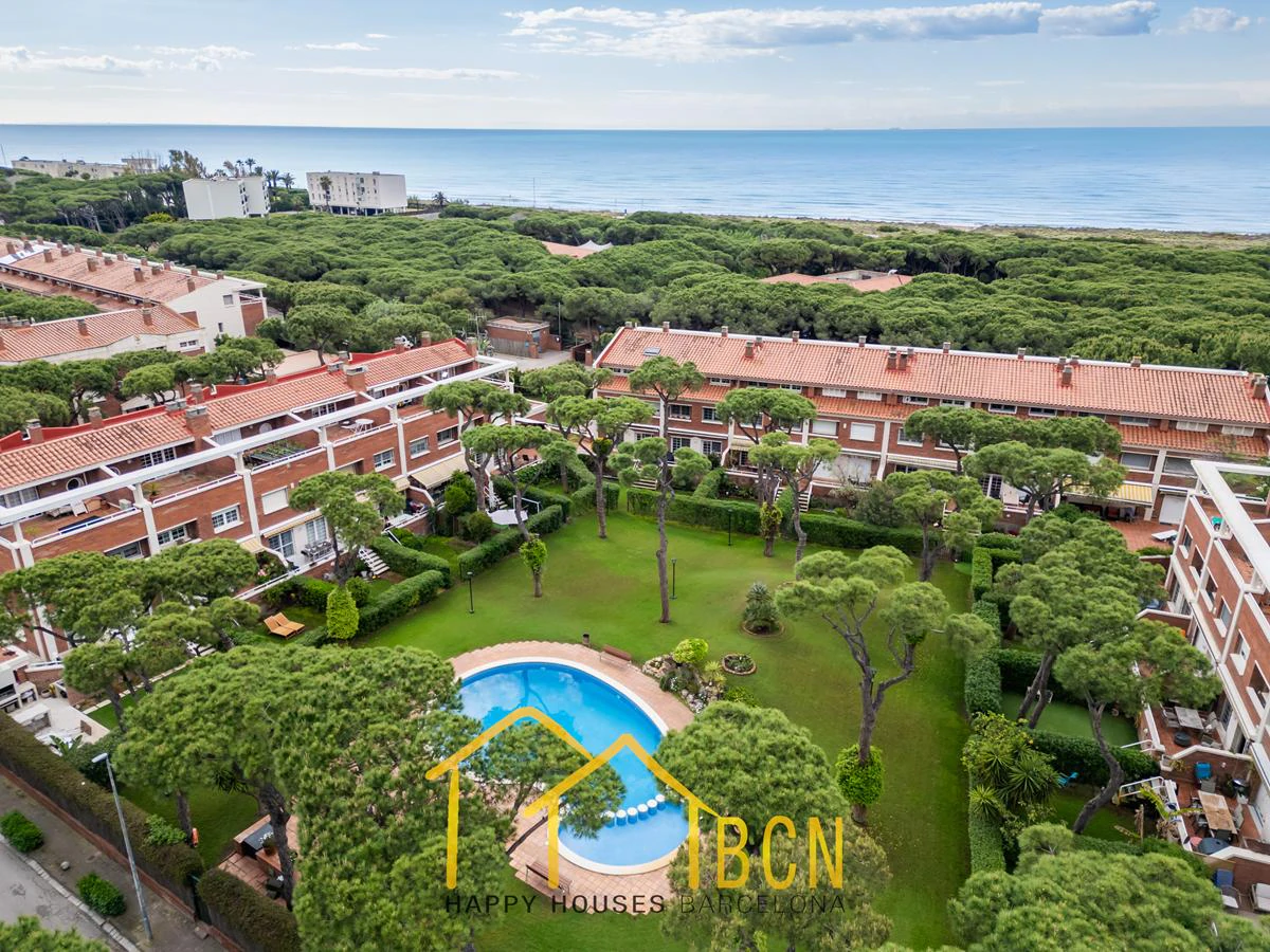 Residencia de lujo en esquina junto a la playa en Gavà Mar | 585 m² | Jardín privado | Garaje doble