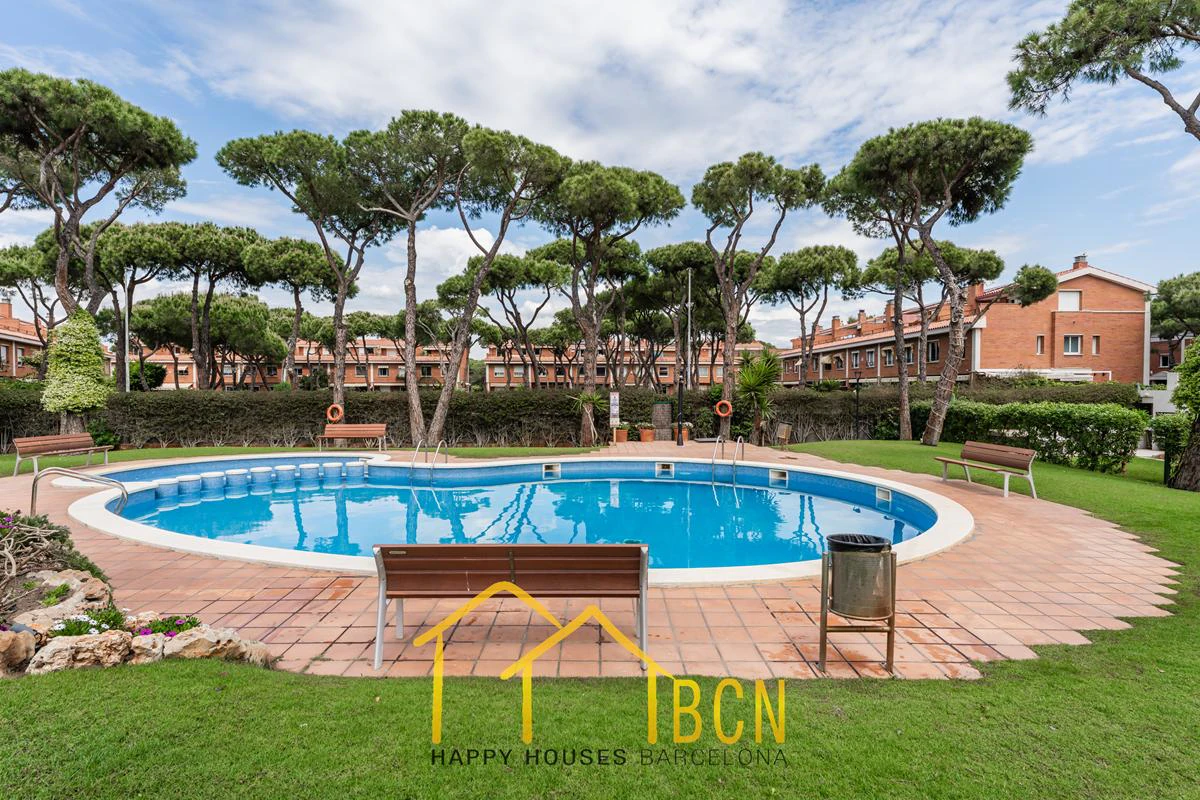 Residencia de lujo en esquina junto a la playa en Gavà Mar | 585 m² | Jardín privado | Garaje doble