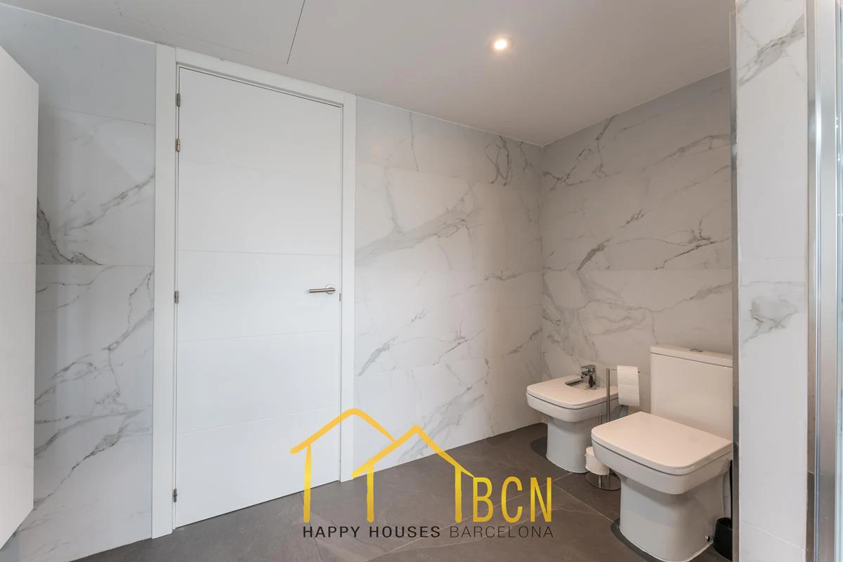 Residencia de lujo en esquina junto a la playa en Gavà Mar | 585 m² | Jardín privado | Garaje doble
