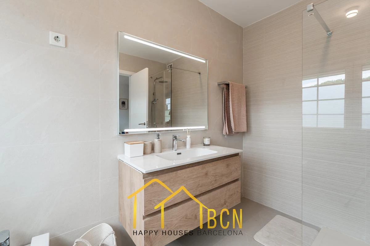 Residencia de lujo en esquina junto a la playa en Gavà Mar | 585 m² | Jardín privado | Garaje doble