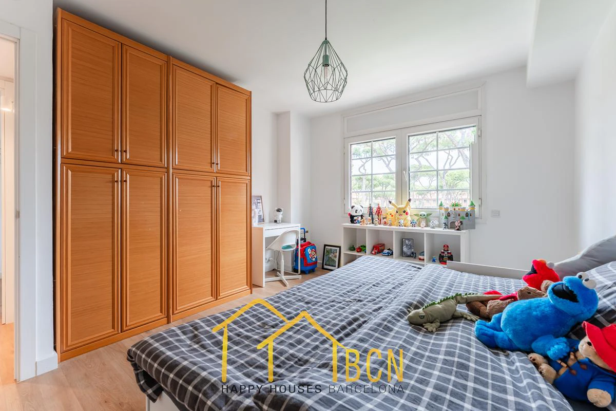Residencia de lujo en esquina junto a la playa en Gavà Mar | 585 m² | Jardín privado | Garaje doble