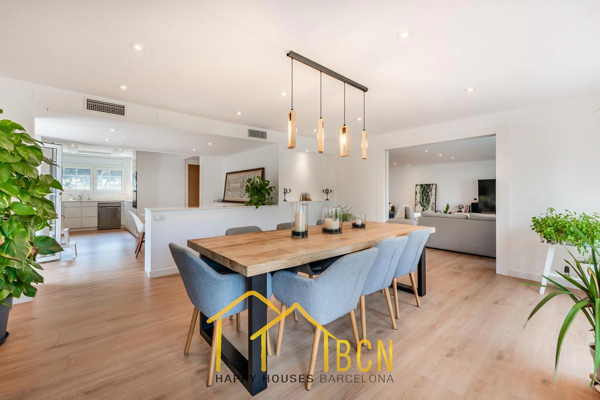 Residencia de lujo en esquina junto a la playa en Gavà Mar | 585 m² | Jardín privado | Garaje doble