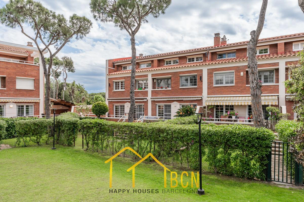 Residencia de lujo en primera línea de playa para alquiler de verano en Gavà Mar