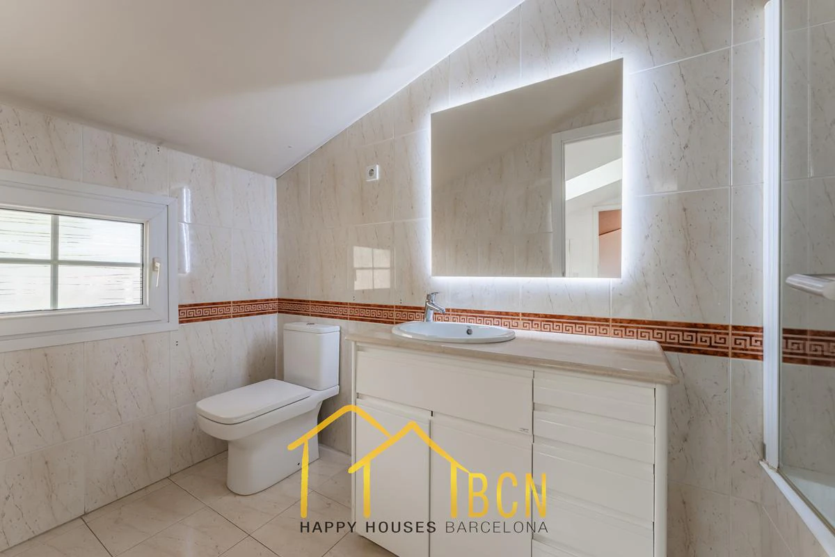 Residencia de lujo en esquina junto a la playa en Gavà Mar | 585 m² | Jardín privado | Garaje doble