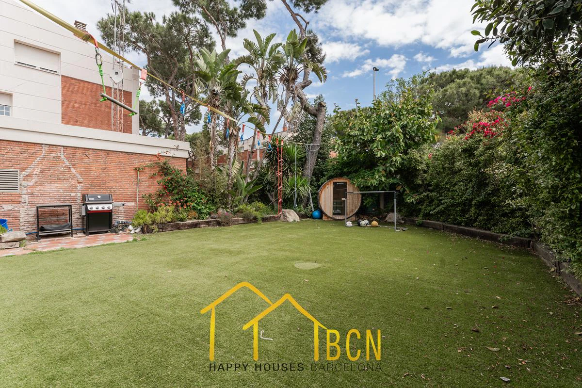 Residencia de lujo en esquina junto a la playa en Gavà Mar | 585 m² | Jardín privado | Garaje doble