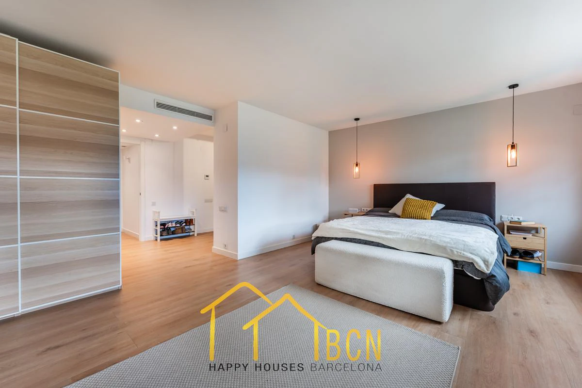 Residencia de lujo en esquina junto a la playa en Gavà Mar | 585 m² | Jardín privado | Garaje doble