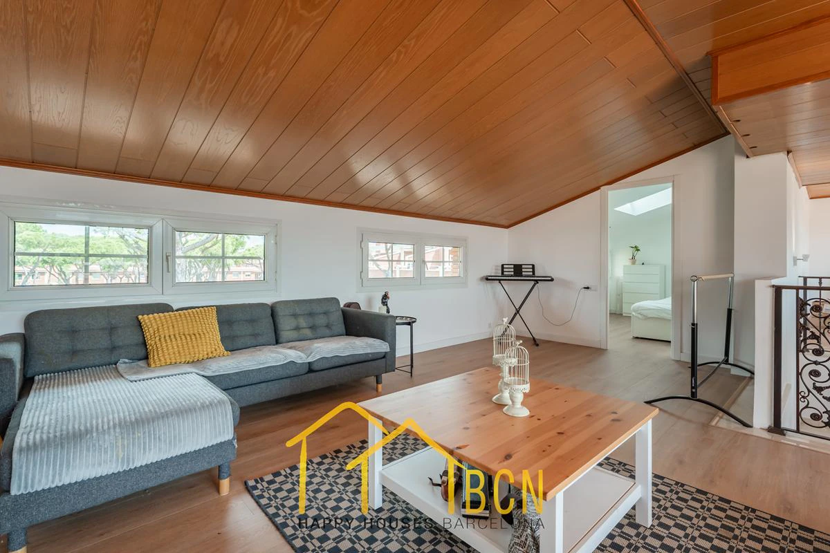 Residencia de lujo en esquina junto a la playa en Gavà Mar | 585 m² | Jardín privado | Garaje doble