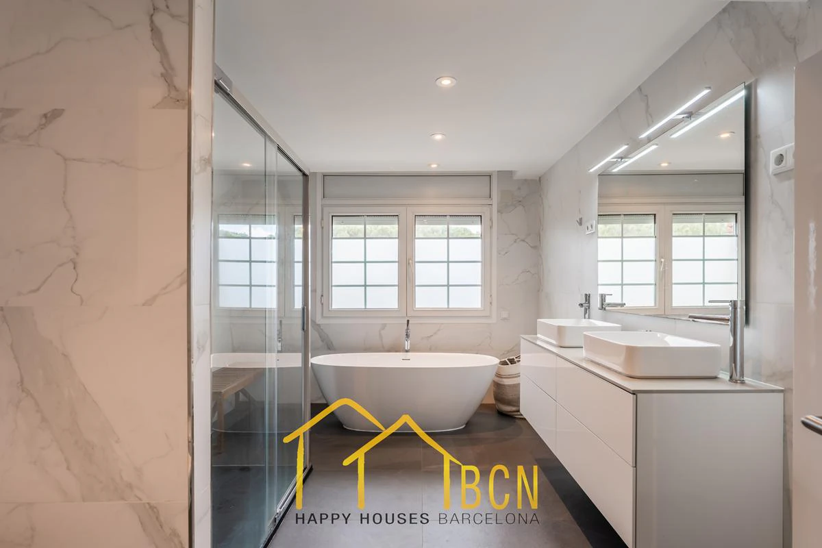 Residencia de lujo en esquina junto a la playa en Gavà Mar | 585 m² | Jardín privado | Garaje doble