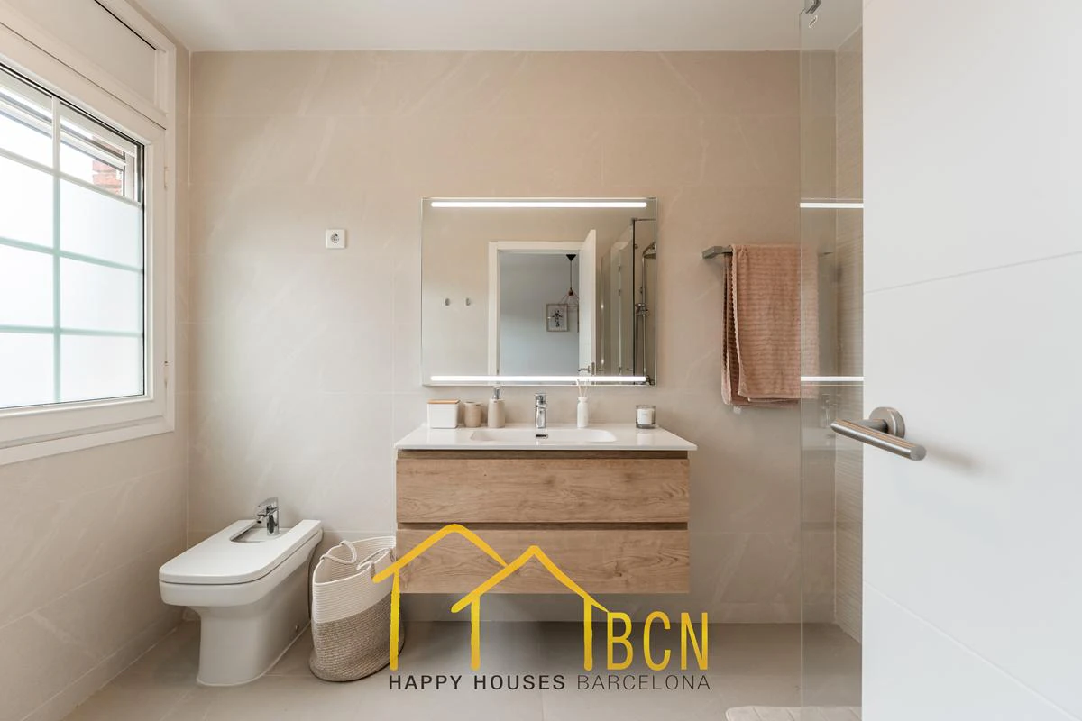 Residencia de lujo en esquina junto a la playa en Gavà Mar | 585 m² | Jardín privado | Garaje doble
