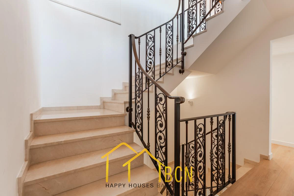 Residencia de lujo en esquina junto a la playa en Gavà Mar | 585 m² | Jardín privado | Garaje doble