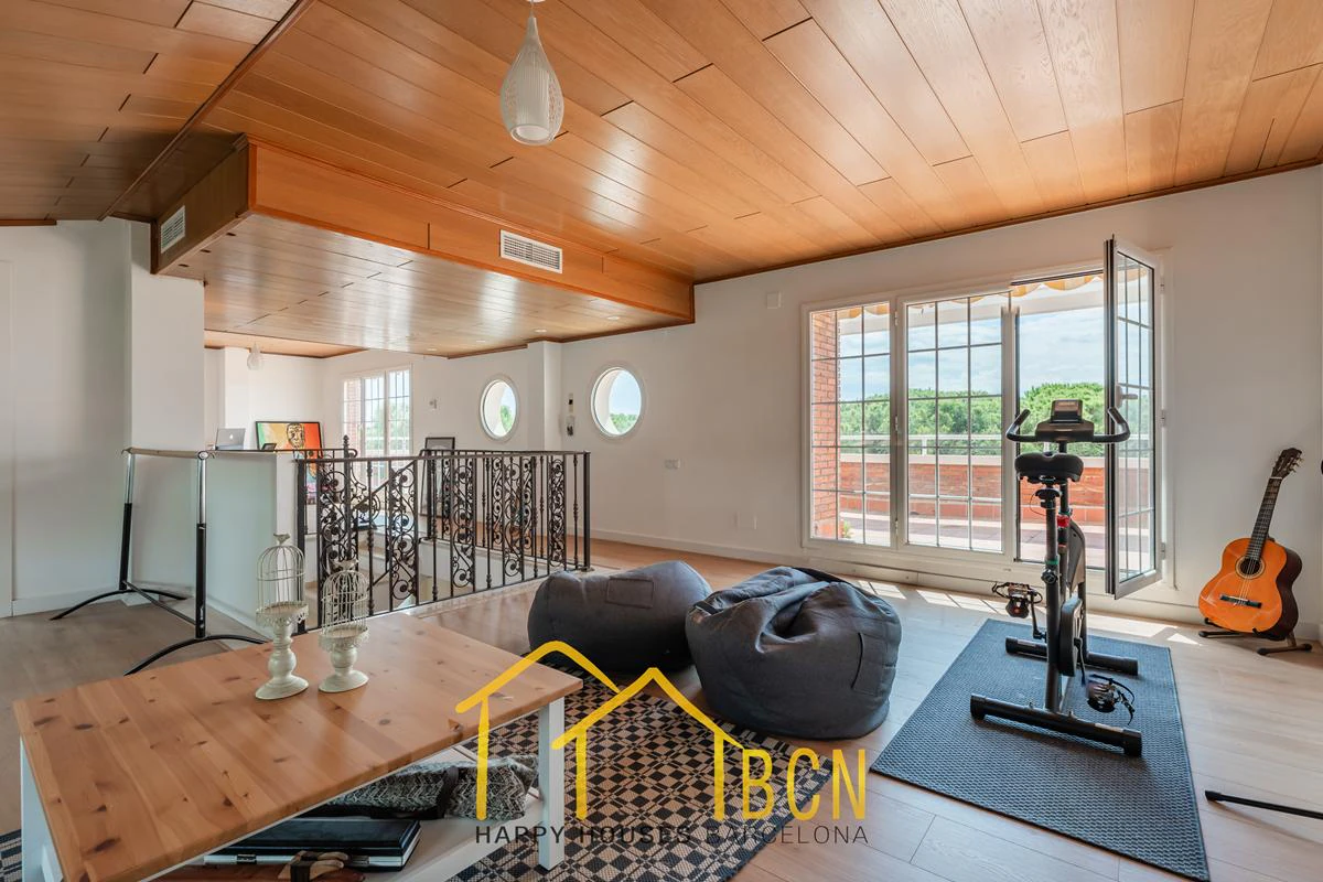 Residencia de lujo en esquina junto a la playa en Gavà Mar | 585 m² | Jardín privado | Garaje doble