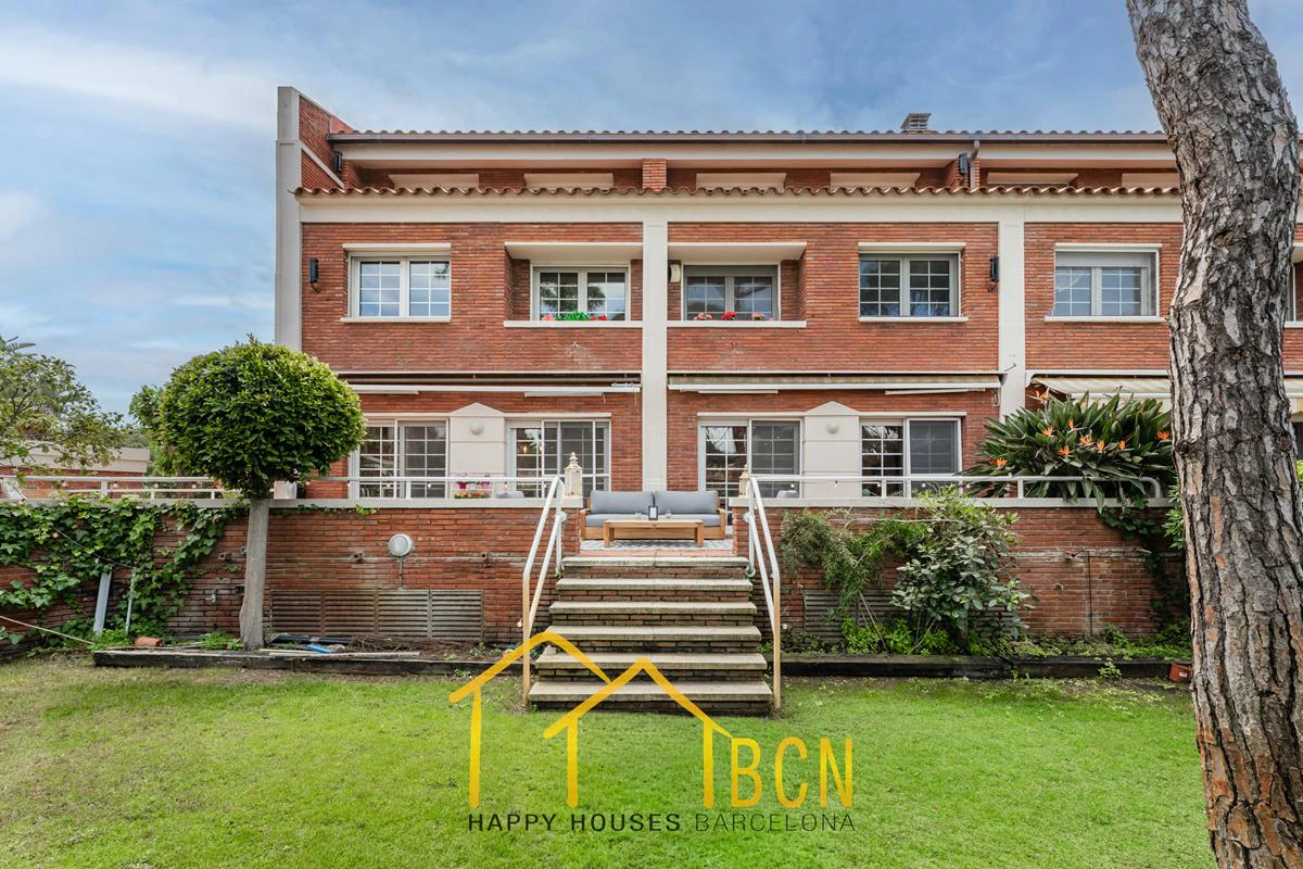 Residencia de lujo en esquina junto a la playa en Gavà Mar | 585 m² | Jardín privado | Garaje doble