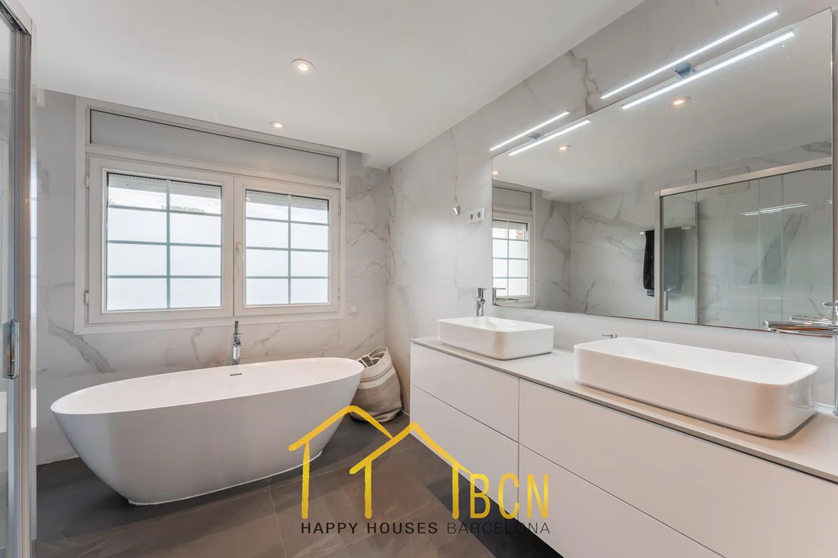 Residencia de lujo en esquina junto a la playa en Gavà Mar | 585 m² | Jardín privado | Garaje doble