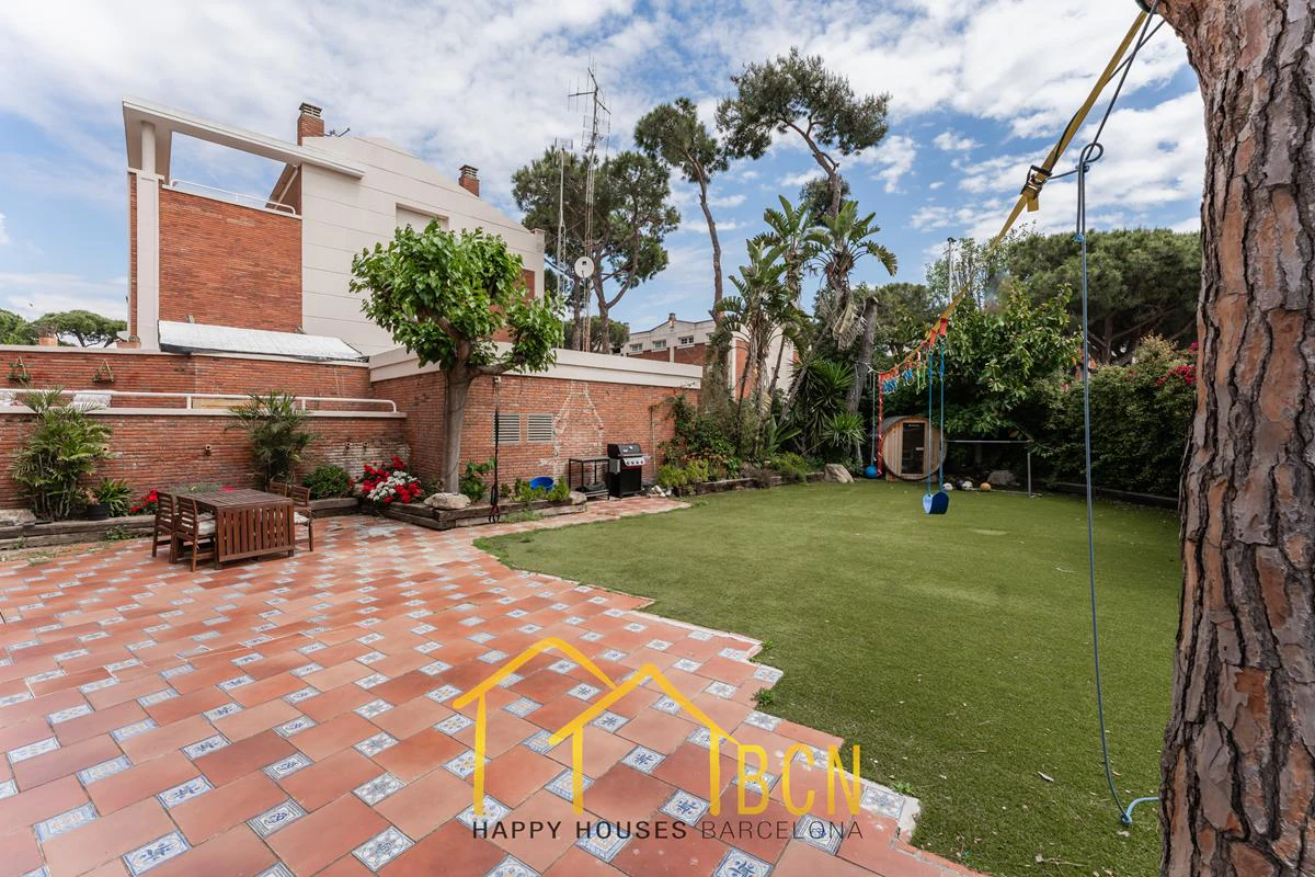 Residencia de lujo en esquina junto a la playa en Gavà Mar | 585 m² | Jardín privado | Garaje doble