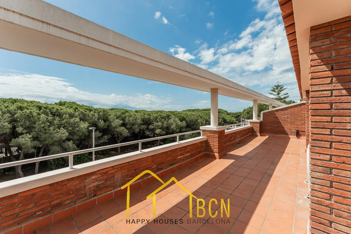 Residencia de lujo en esquina junto a la playa en Gavà Mar | 585 m² | Jardín privado | Garaje doble