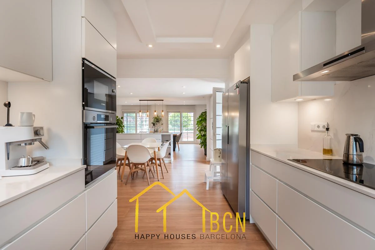 Residencia de lujo en esquina junto a la playa en Gavà Mar | 585 m² | Jardín privado | Garaje doble
