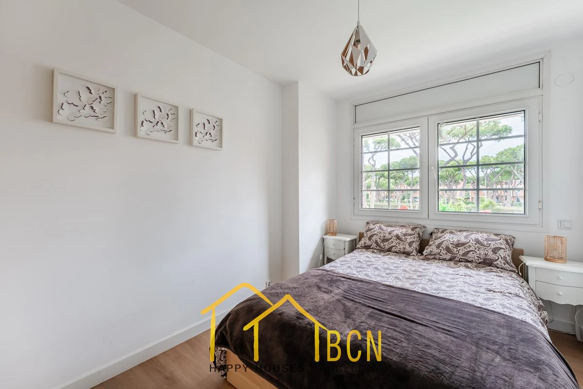 Residencia de lujo en esquina junto a la playa en Gavà Mar | 585 m² | Jardín privado | Garaje doble